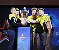 Natus Vincere mit Siegerpokal