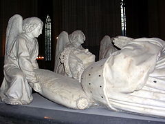 Busto y cabeza de la estatua de mármol blanco, dos ángeles alados sostienen una almohada.