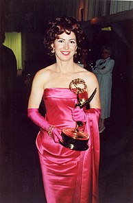 Amerikaanse aktrise Dana Delany met haar Emmy in 1992.
