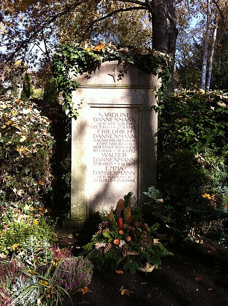 File:Dannenmann Grab auf Tübinger Stadtfriedhof.jpg