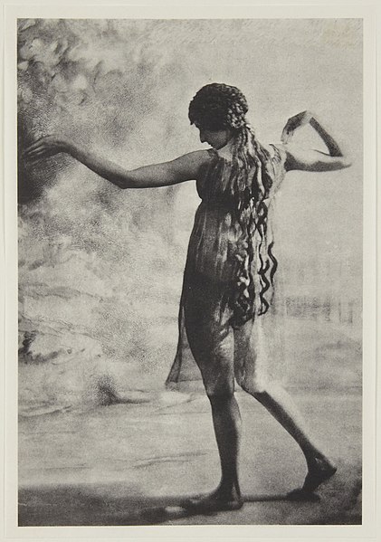 File:Danseuse de dos visale de profil gauche bras droit plié par Adolf de Meyer 1912 extrait de l´album L´après-midi d´un faune édité par Iribe.jpg