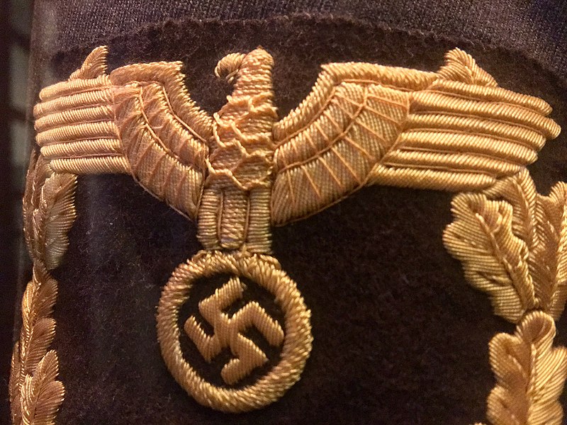 File:Deutsches Historisches Museum 2019-10-13 lowres Nazi Germany uniform tunic sleeves insignia Dienstrock eines Hauptabteilungsleiters des Diplomatischen Korps eagle 3839.jpg