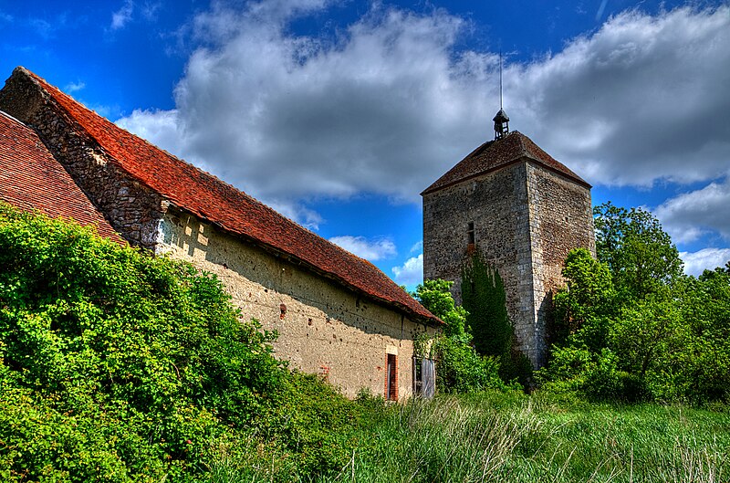 File:Donjon de Chenillat, Cesset.jpg