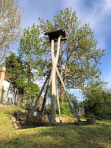 Glocke mit Glockenstuhl der Dorfglocke in Möllbergen (Mai 2021)