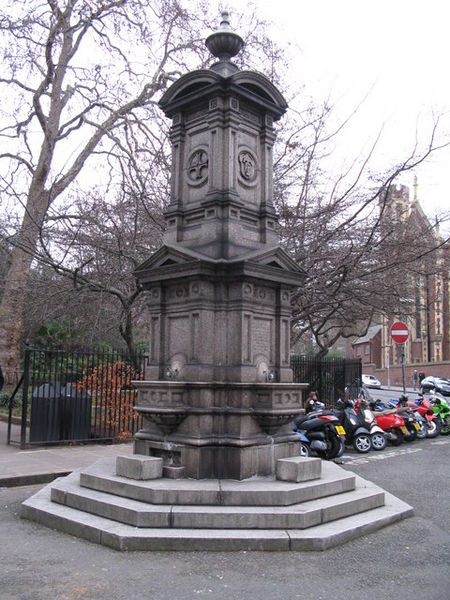 File:Drinking water fountain, Lincoln's Inn Fields, WC2.jpg