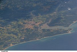 A Ilha de São Francisco, com a cidade de São Francisco do Sul ao norte. Ao centro, a cidade de Joinville