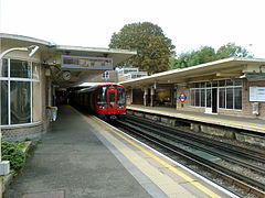 Een S-stock metrostel (Metropolitan Line) vertrekt richting Uxbridge.