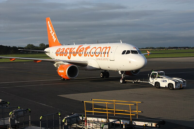 File:Easyjet (G-EZDH), Belfast International, July 2011 (02).jpg