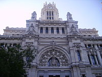 Detalle de la fachada principal del Palacio de Comunicaciones.