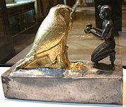 Farao Taharqa brengt een offer aan valkgod Hemen