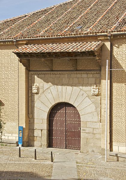 File:Entrance Alhondiga Segovia Spain.jpg