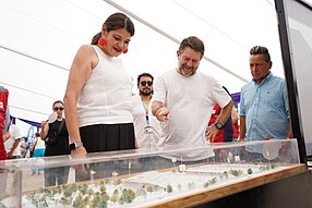 Erika Martínez junto a Claudio Orrego en el Estadio La Montura