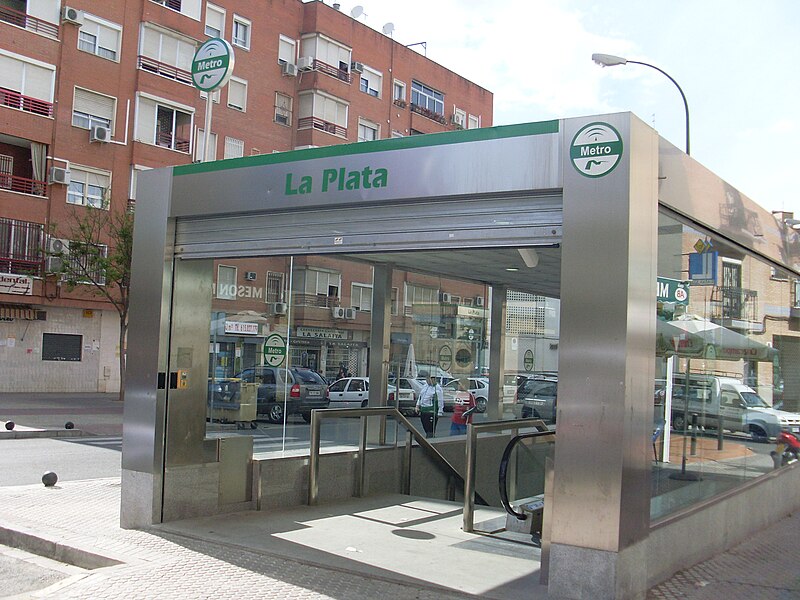 File:EstaciónLaPlatadesdelacalle.JPG