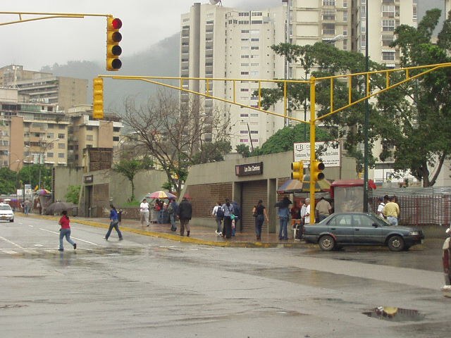 Los Dos Caminos station