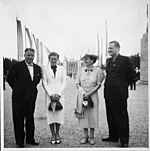 Eva Braun: Familieachtergrond, Opleiding, Adolf Hitler