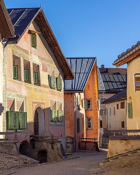 File:Farbenfrohe Engadinerhäuser in Guarda.jpg