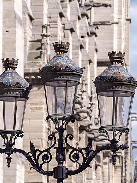 File:Faroles en la explanada de la Catedral de Notre Dame (14675773003).jpg