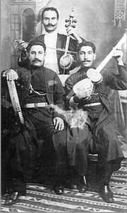 Слева направо: ханенде Мешади Мамед Фарзалиев, кеманчист Сандро и тарист Курбан Пиримов. Елизаветполь, 1911 год