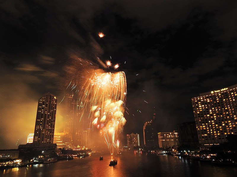 File:Fireworks in Thailand beginning 2020 by Peak Hora DSCN4318.jpg