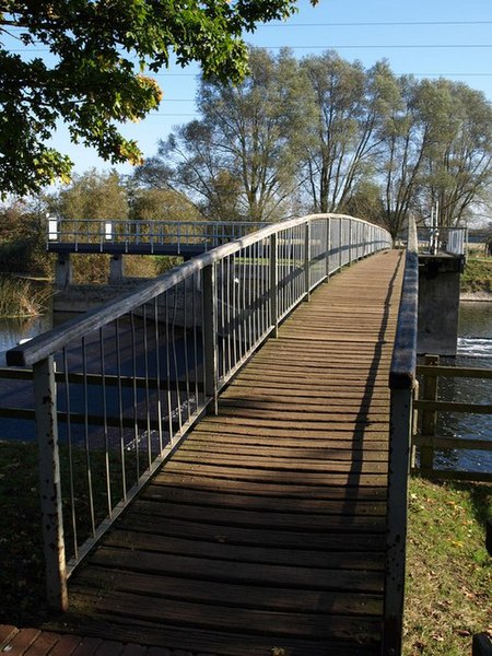 File:Footbridge over the Stour - geograph.org.uk - 1546611.jpg