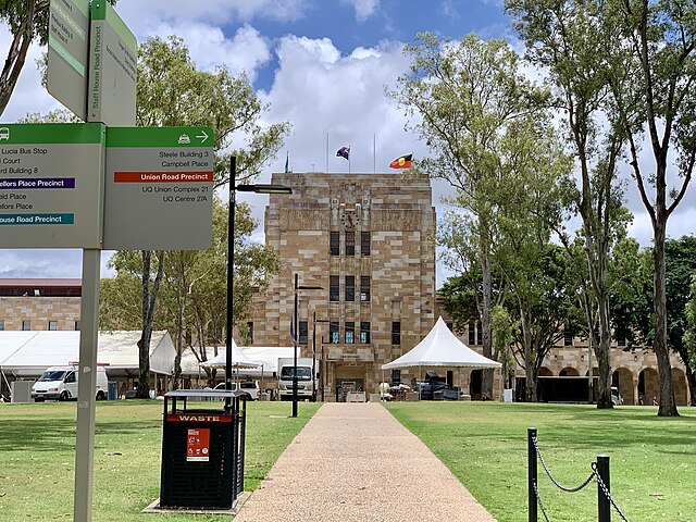 640px-Forgan_Smith_Building_seen_from_the_Great_Court,_University_of_Queensland_01.jpg (640×480)