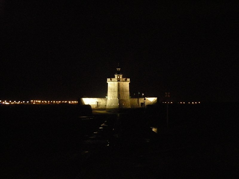 Fichier:Fort Louvois de nuit.JPG