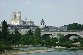 La cathédrale Sainte-Croix vue depuis la Loire