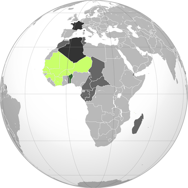 Ranskan Dahomey tummanvihreällä, muut Ranskan Länsi-Afrikan siirtomaat limetinvihreällä, muut Ranskan siirtomaat tummanharmaalla, Ranskan tasavalta tummimmalla harmaalla.