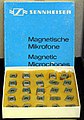 Eine Schachtel mit magnetischen Mikrofonen vom Typ Sennheiser MM 26. Diese wurden vom MfS für den Bau von Wanzen benutzt.