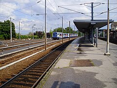 Vue depuis l'extrémité ouest du quai B avec, à gauche, la voie 2 pour Paris-Saint-Lazare et les voies de garage.