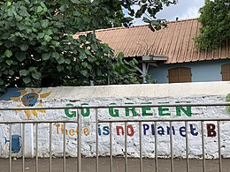 "Go Green, there is no planet B" felirat egy falon.