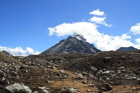 Uitzicht op de Pharilapcha op de achtergrond met uitzicht op de Gokyo Ri.