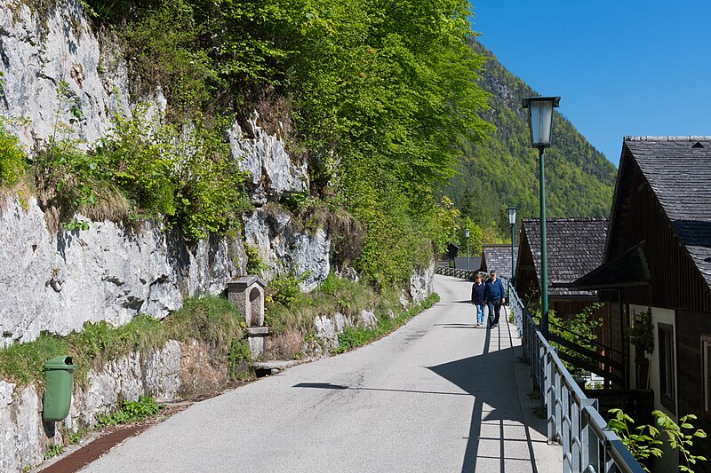 File:Gosaumühlstraße nächst Hausnummer 79, Hallstatt, 17.05.2019.jpg