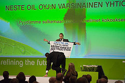 Greenpeacen mielenosoitus Neste Oilin yhtiökokouksessa.