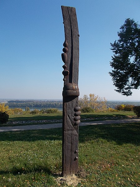 File:Guard column by József Palotás, 2017 Dunaújváros.jpg