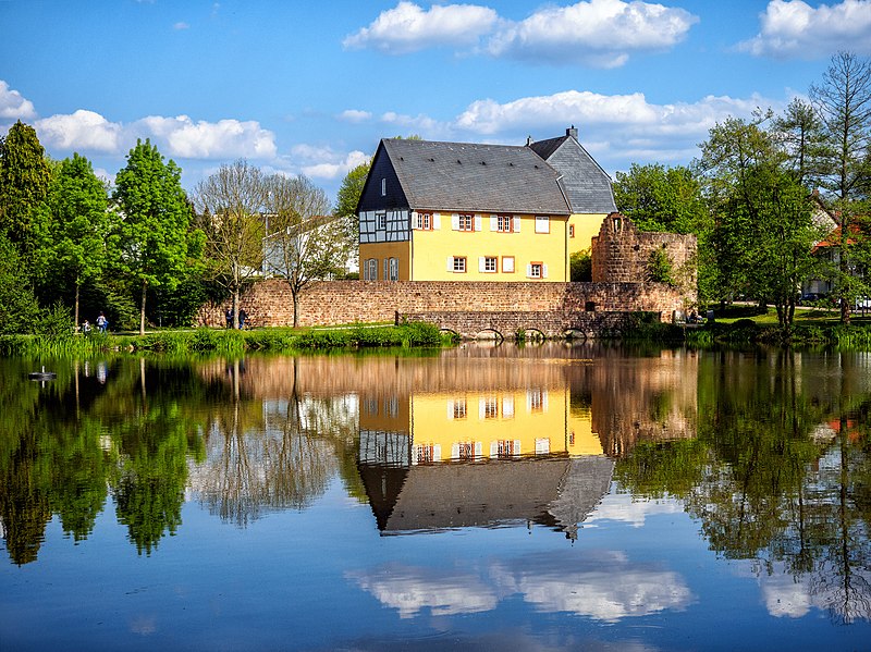 File:Gustavsburg mit Schlossweiher.jpg