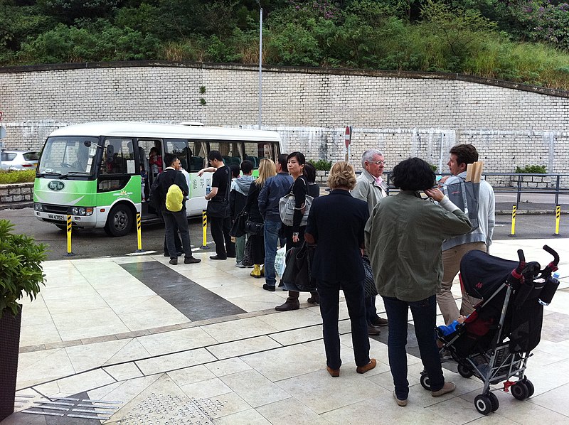 File:HK Stanley Plaza Carmel Road station Pacific View shuttle bus estate visitors queue Nov-2012.JPG