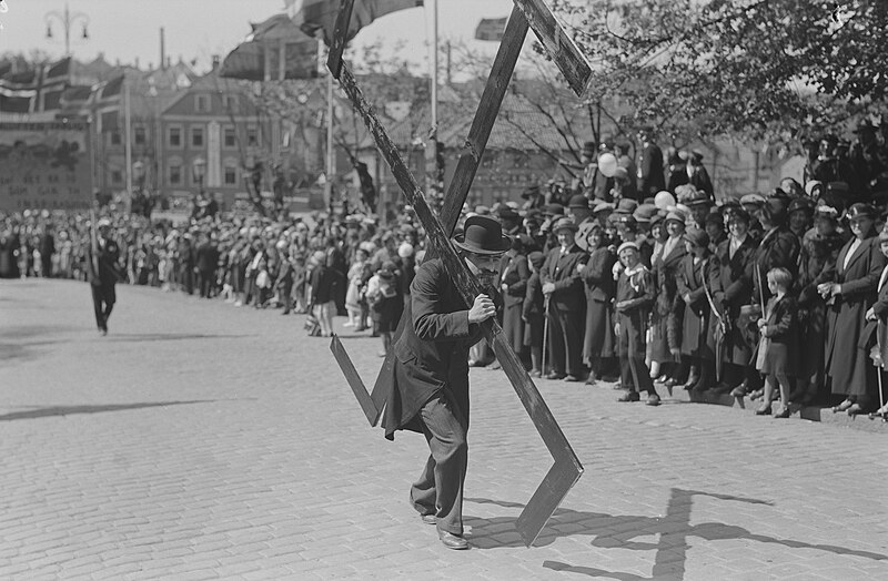 File:Hakekors russetog 17. mai 1929-39, Stavanger Foto Hans Henriksen (Student parade Constitution Day May 17th Jew caricature Swastika satirical comment on Nazi Germany) URN NBN no-nb digifoto 20161111 00111 NB HS UN 055 092 Public domain.jpg