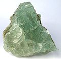 Malakit kalıntılarından bu yeşil renge sahip keskin Kaya tuzu kristalleri