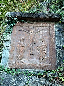 Ehemalige Grenztafel am Hangendensteinpass. Kreuzigungsgruppe, Berchtesgadener Stiftswappen (links), Wappen von Propst Gregor Rainer (rechts). Inschrift: „Pax intrantibus et inhabitantibus 1517“ (Friede den Eintretenden und den Bewohnern 1517)