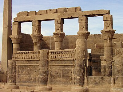 Temple d'Isis (Philæ). Vestibule de Nectanébo Ier, XXXe dynastie. Chapiteaux composites ouverts et hathoriques. Île d'Aguilkia (temples déplacés de Philæ)[35]