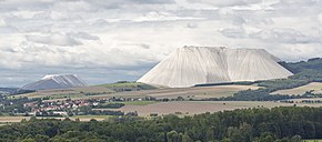 Blick von Nordosten zum Monte Kali (rechts), links hinten die Halde bei Philippsthal