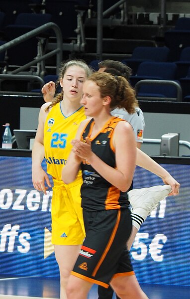 File:Hilke Feldrappe und Svenja Greunke (Alba und Rhein-Main) 2022-04-15 (cropped).jpg