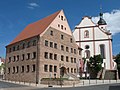 ehemalige pfalzgräfliche Residenz Johann Friedrichs von 1618–1624 (ehemals Amtsgericht) und Stadtpfarrkirche St. Johannes der Täufer (von 1473)