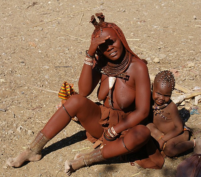 Une mère et son enfant de l'ethnie Himba (Opuwo, Namibie).\n (définition réelle 2 400 × 2 114)