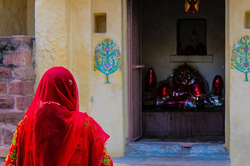 File:Hindu woman praying.jpg