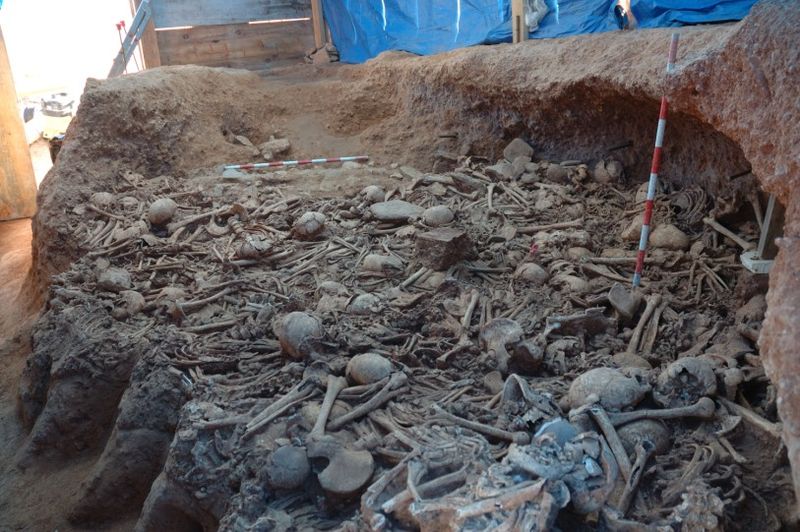 File:Hipogeu2 LAVSagrera excavació.jpg