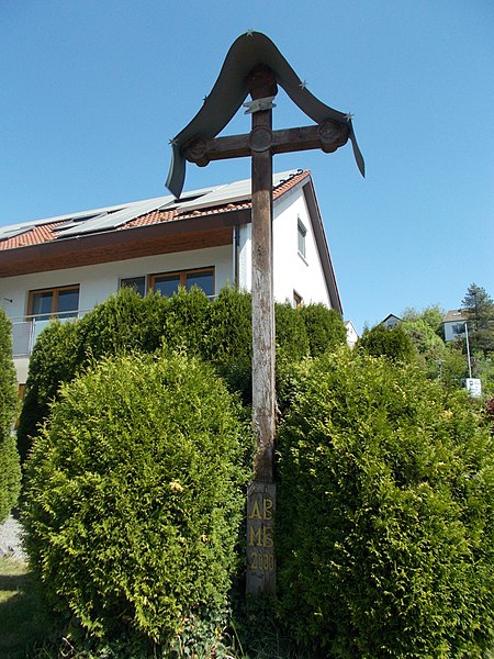 File:Holzkreuz Boebingen Rosensteinstr11.JPG