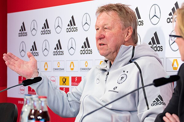 Hrubesch as the coach of the German woman's national team, 2018