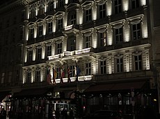 Hotel Sacher in Wien bei Nacht 1.jpg